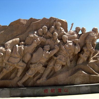 皚皚雪山八路軍過(guò)雪山石雕